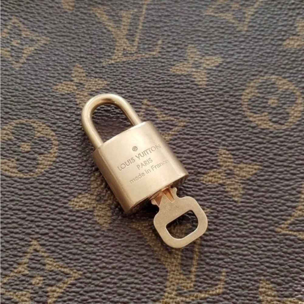 NEAR MINT AUTHENTIC Louis Vuitton lock and key set._10